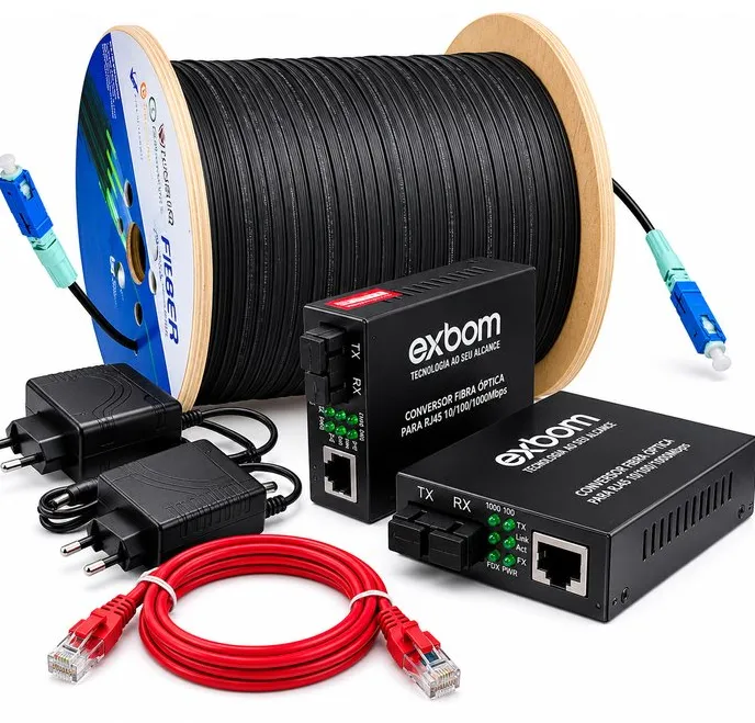 Equipamentos e cabos de fibra óptica sobre fundo branco