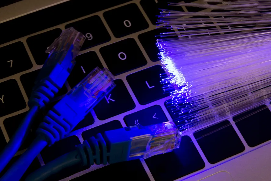 Cabos de rede representando o fluxo de dados de download e upload