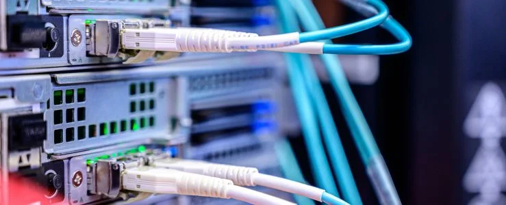 Patch panel de fibra óptica, representando a rede passiva que continua levando sinal sem energia elétrica