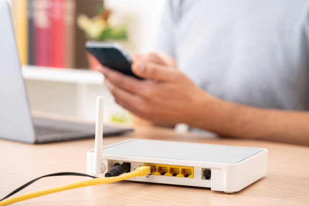 Roteador Wi-Fi sobre a mesa em ambiente doméstico
