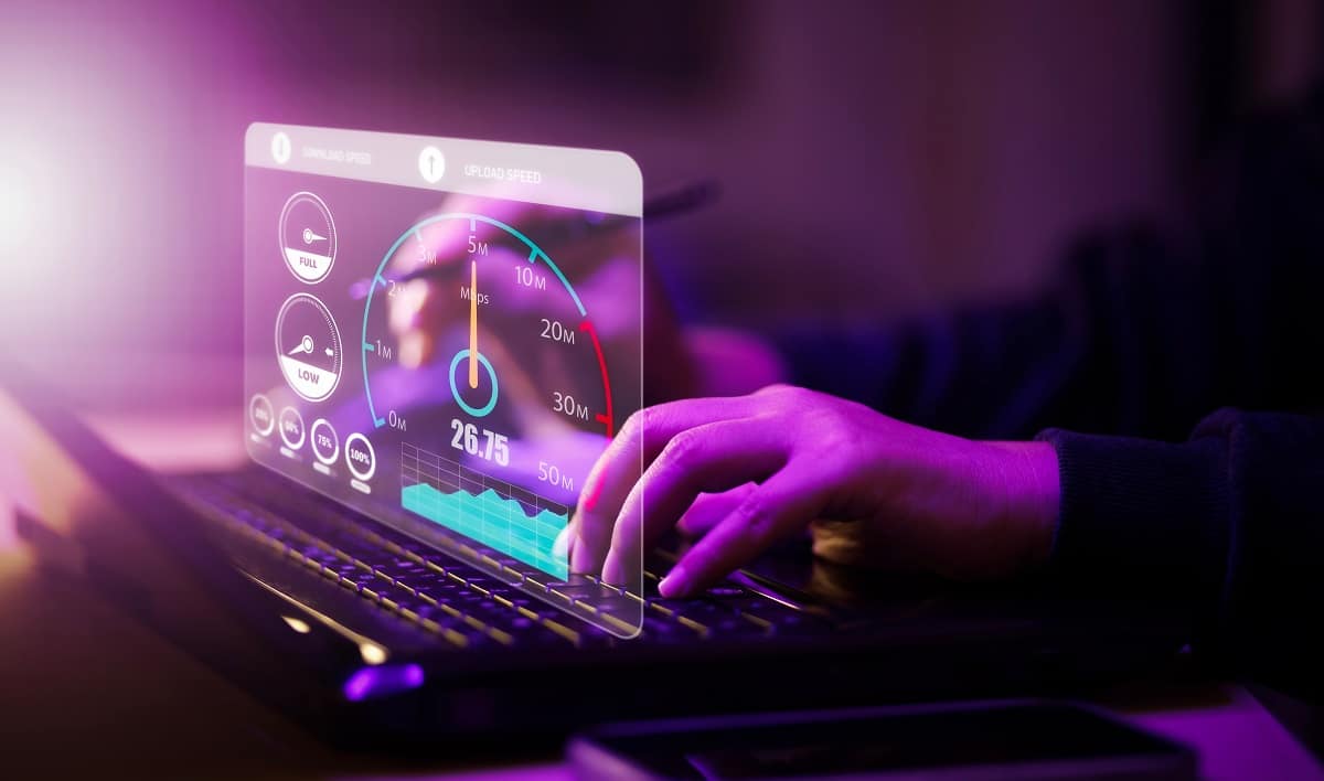 Teste de velocidade de internet mostrado em tela de notebook