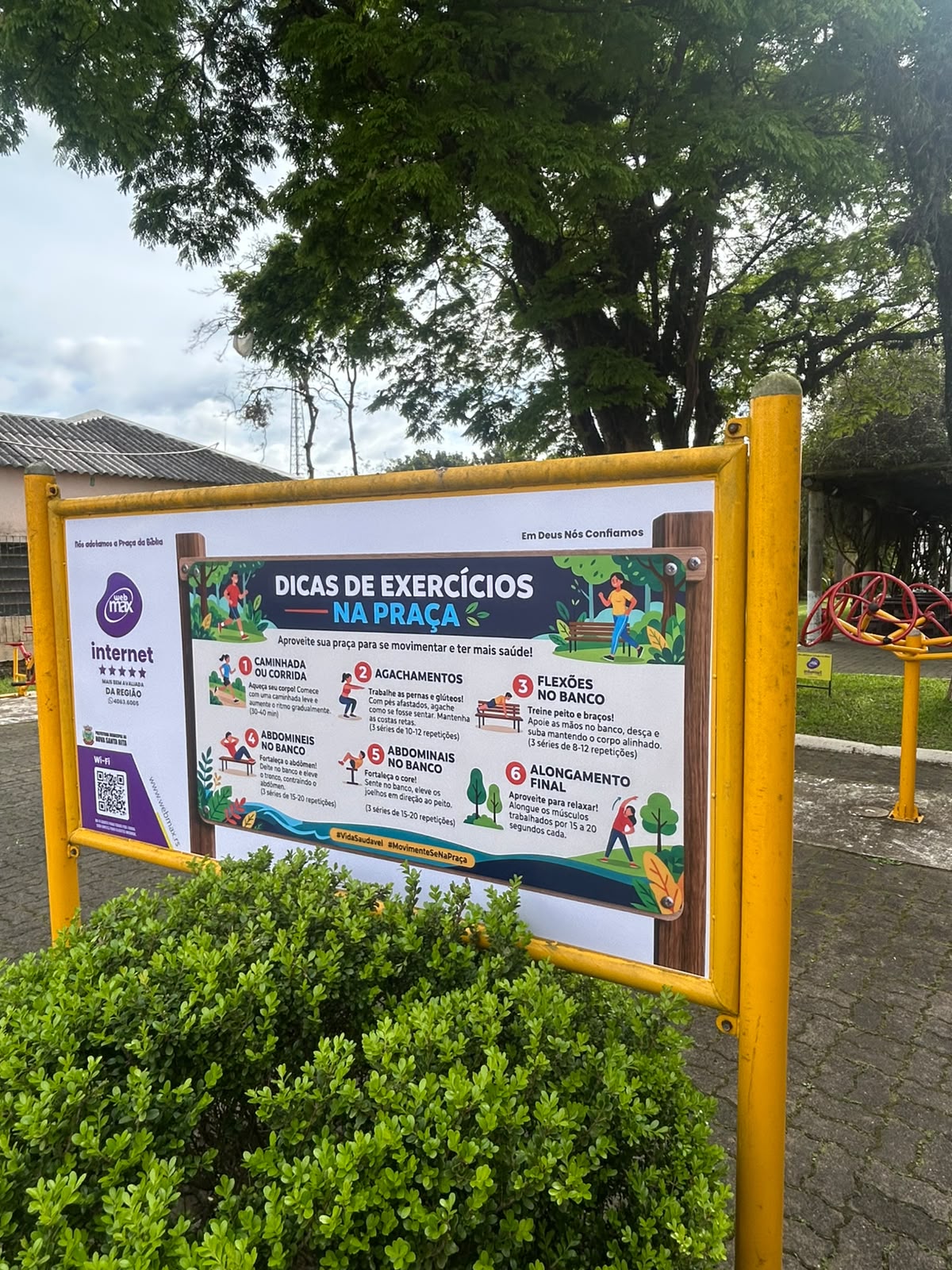 Placa com dicas de exercícios e QR Code de Wi-Fi grátis da Webmax na Praça da Bíblia