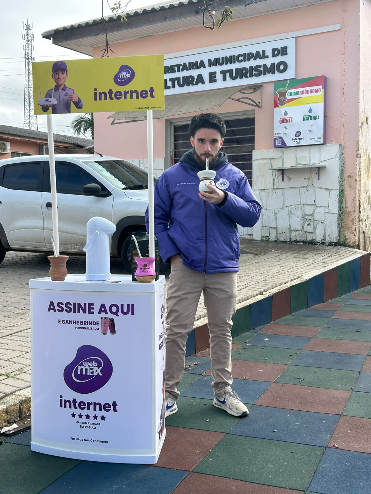 Equipe Webmax tomando chimarrão em frente à Secretaria Municipal de Cultura e Turismo de Nova Santa Rita
